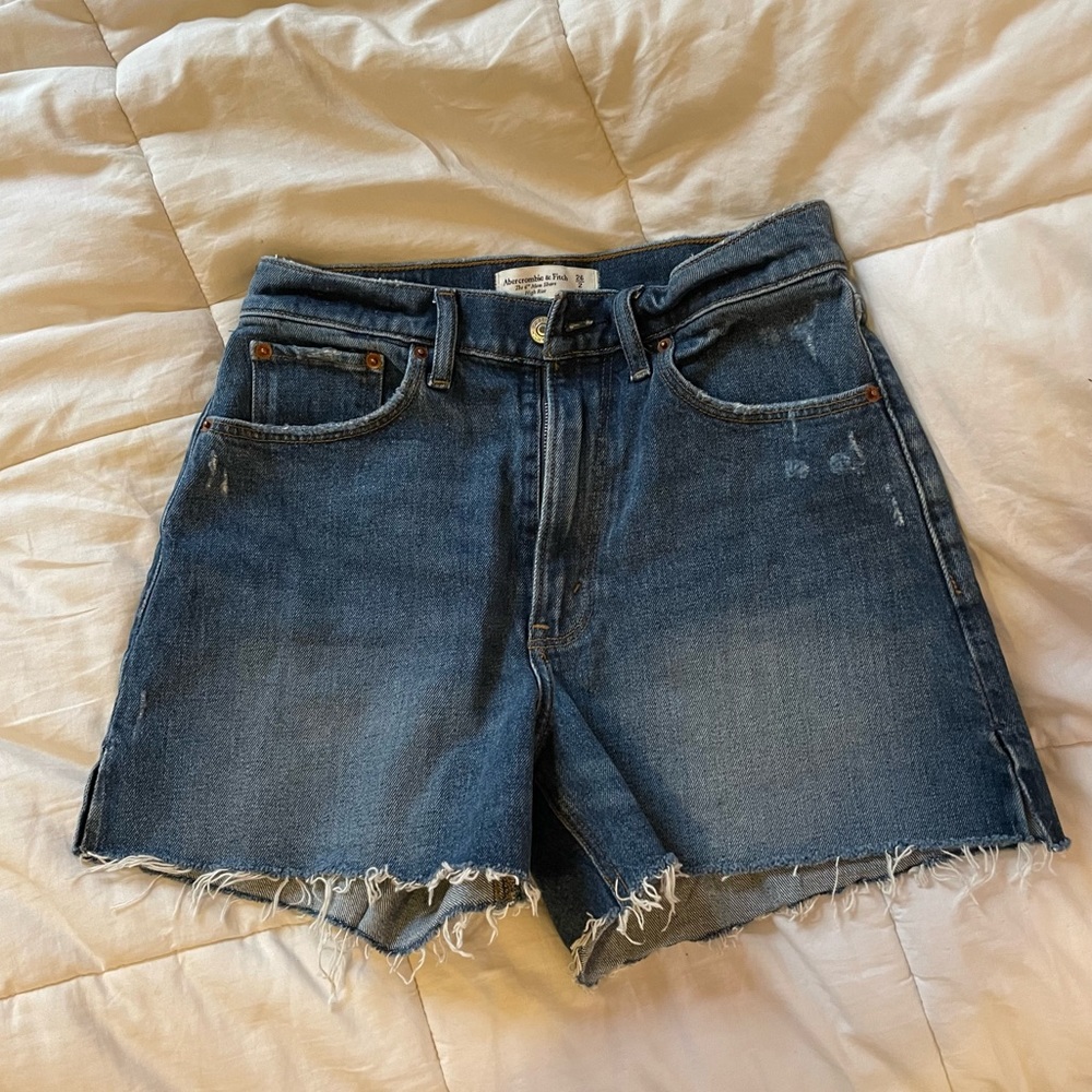 Abercrombie Curve love 4 Inch Mom Shorts Brand New
